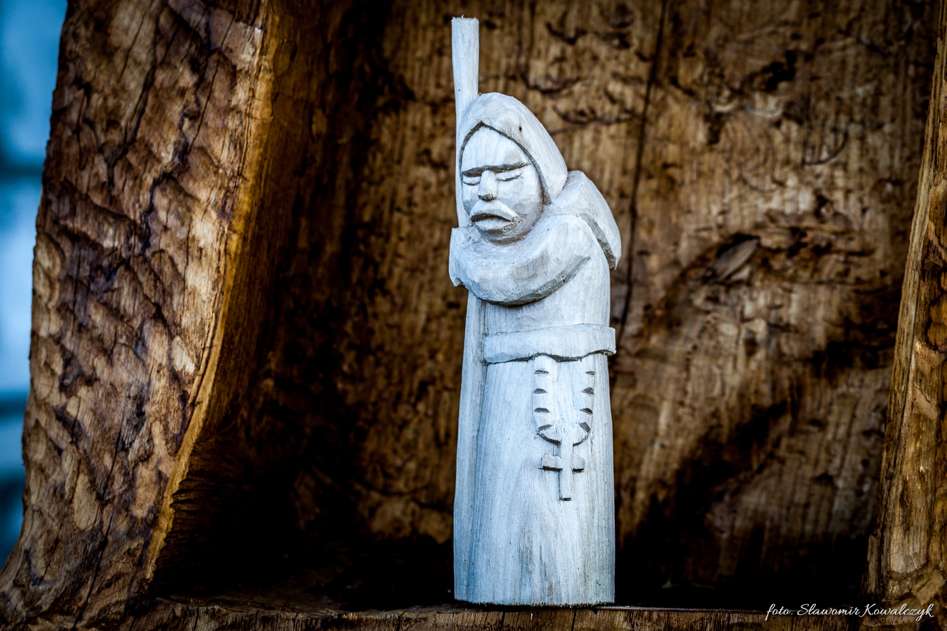 Drewniana rzeźba autorstwa Tadeusza Siemaszki przedstawia postać Nikolusa, ubranego w długą szatę i trzymającego pastorał.