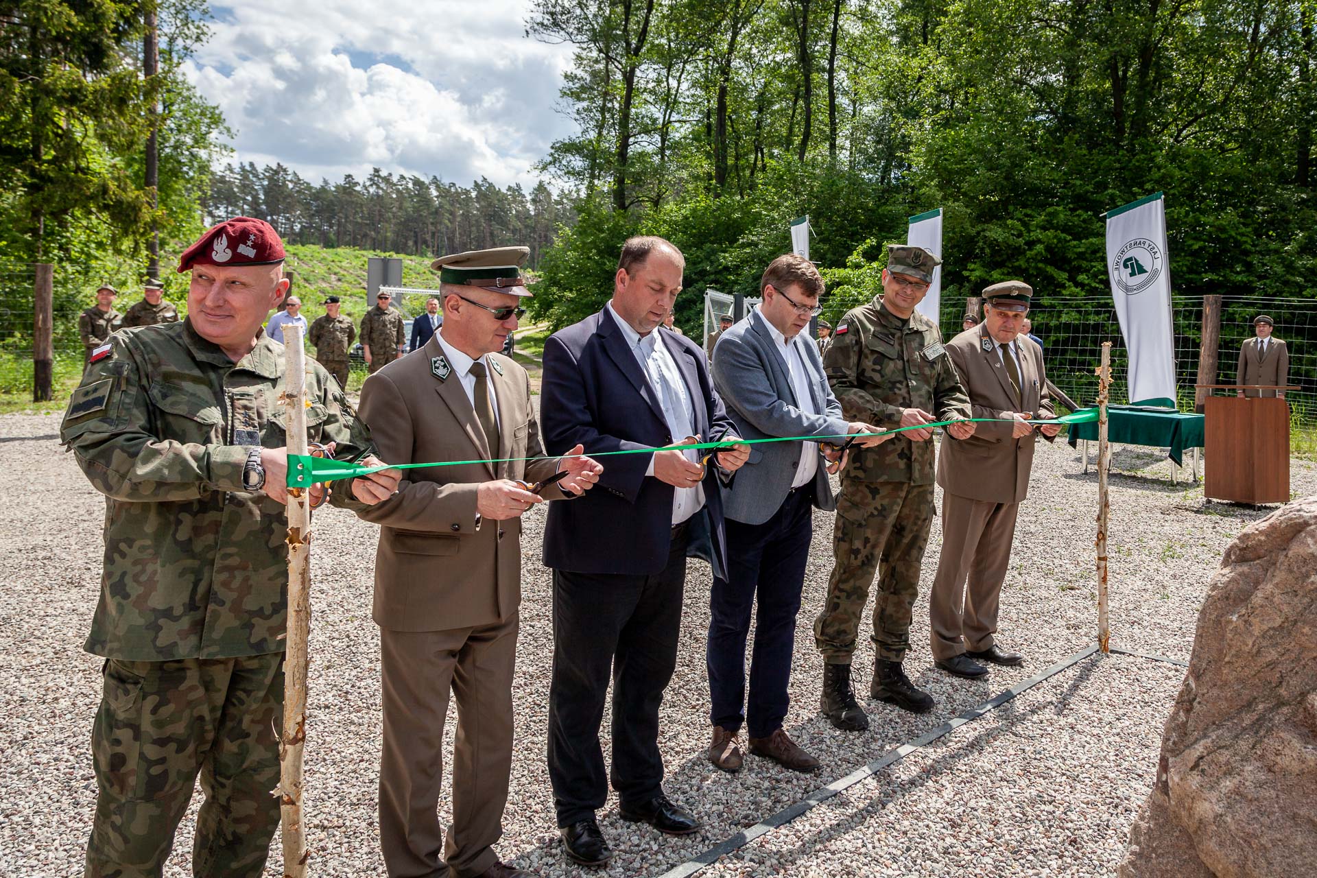 Odsłonięcie pamiątkowej tablicy. Na zdjęciu (od lewej): gen. dyw. Marek Sokołowski, Krzysztof Dąbkowski - nadleśniczy Nadleśnictwa Giżycko, Wojciech Kossakowski - poseł na Sejm RP, Artur Chojecki - wojewoda Warm.-Mazur., Marcin Korowaj - prezes Fundacji "Combat Alert", Andrzej Józef Nowak - dyrektor RDLP w Białymstoku.