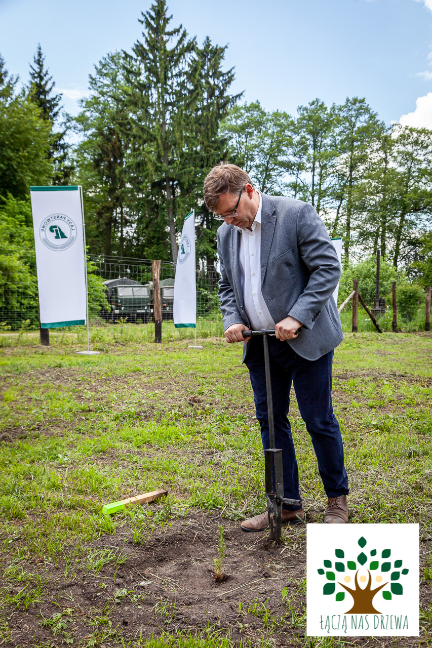 Na zdjęciu: Artur Chojecki wojewoda Warmińsko-Mazurski podczas wspólnego sadzenia drzew.