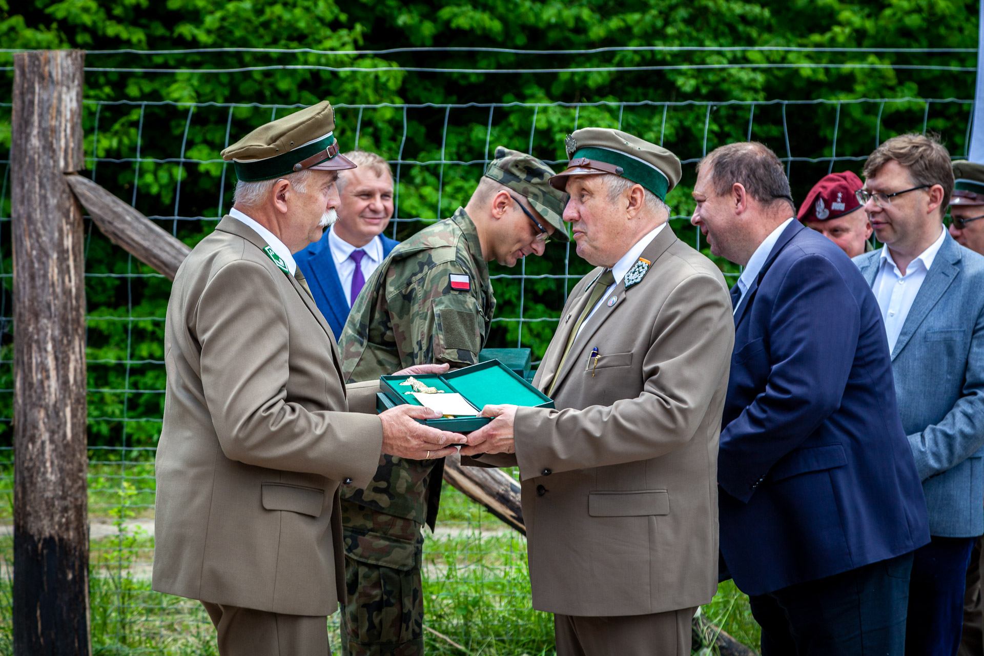 Na zdjęciu (od lewej): Jan Radywoniuk leśniczy leśnictwa Krzyżany w Nadleśnictwie Giżycko odbiera z rąk Andrzeja Józefa Nowaka dyrektora RDLP w Białymstoku, Kordelasa Leśnika Polskiego.