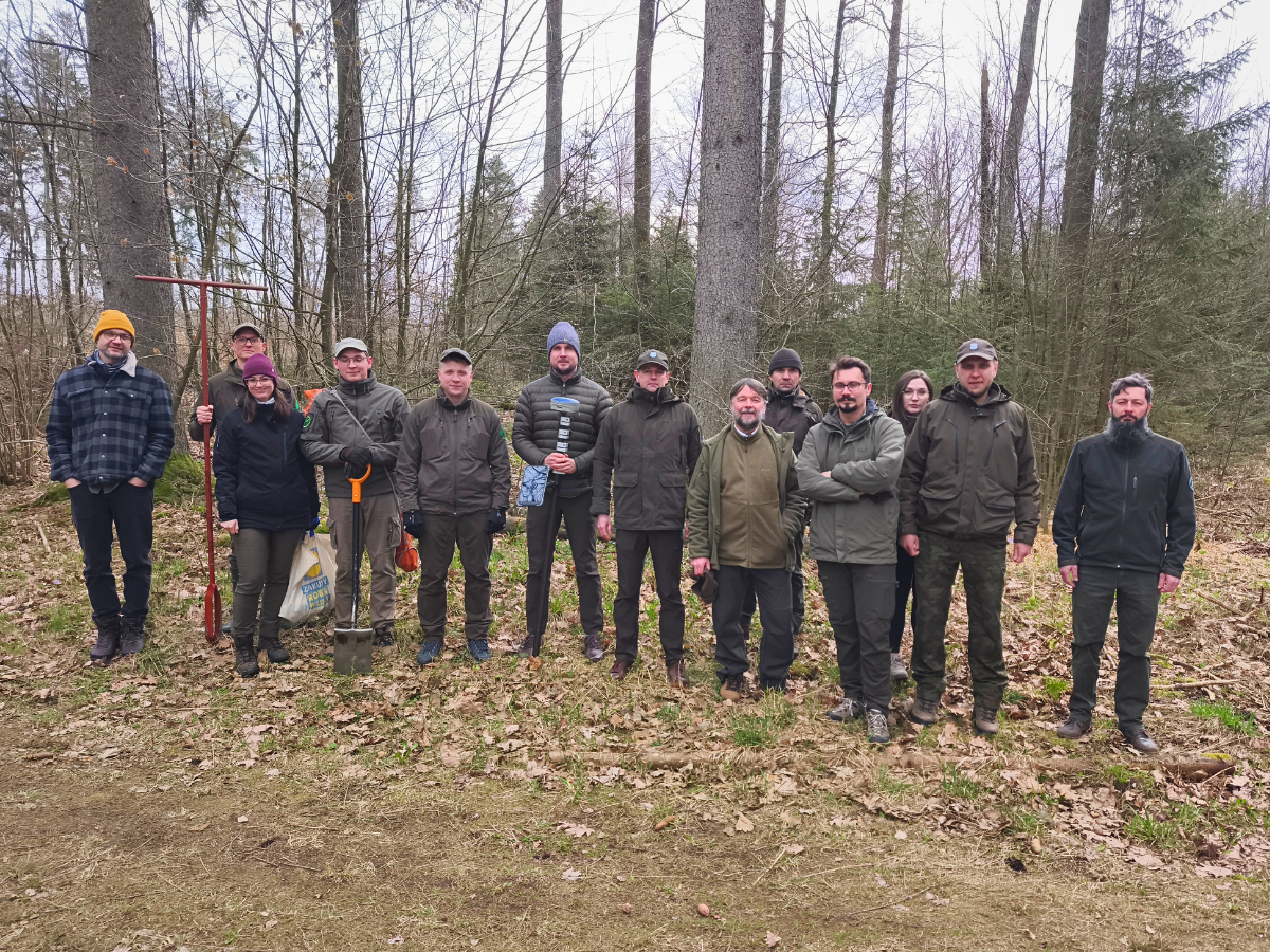 Uczestnicy terenowej części narady podczas której zamontowano piezometr.