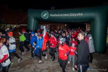 W Orzyszu sportowcy pobiegli w nocy, aby uczcić Święto Niepodległości