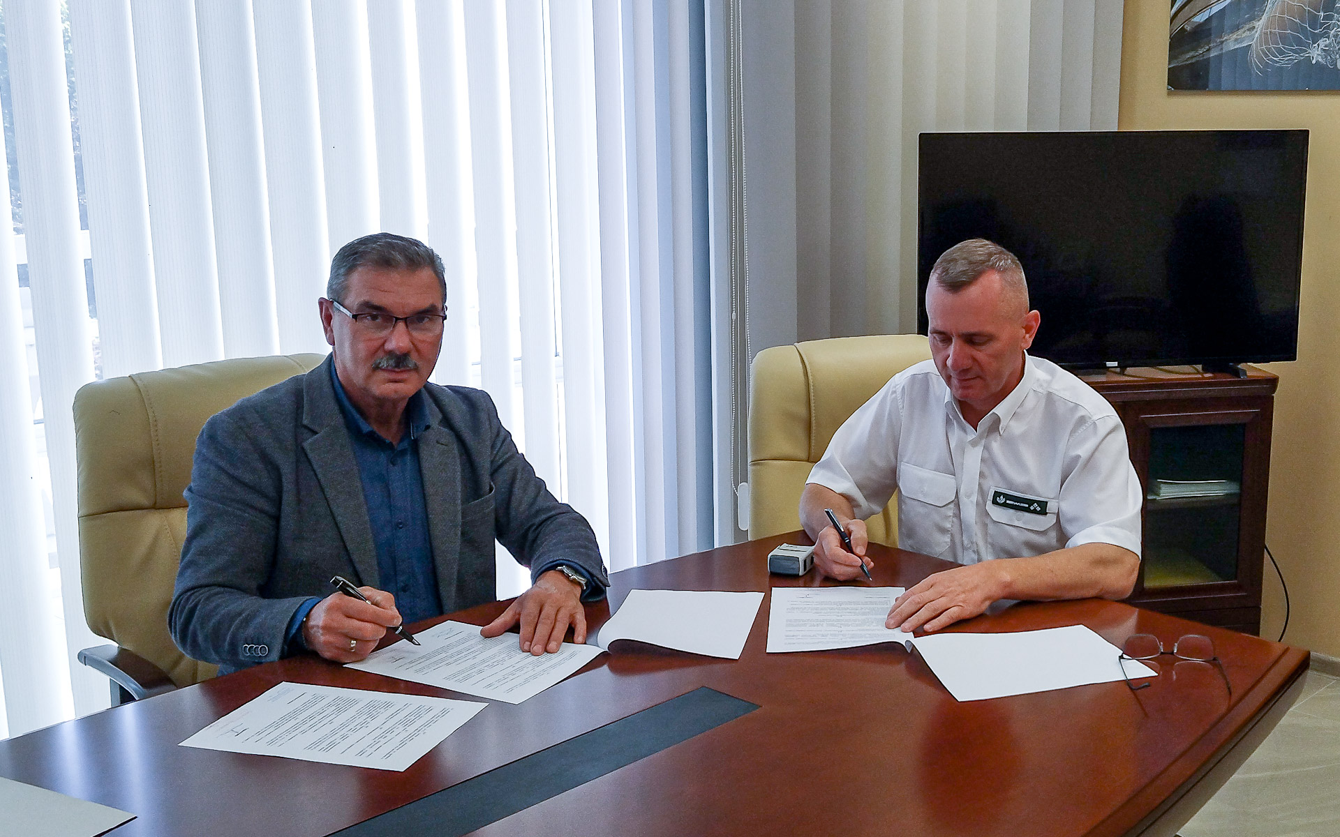 Na zdjęciu (od lewej): Zbigniew Włdkowski - Burmistrz Gminy Orzysz oraz Krzysztof Dąbkowski - Nadleśniczy Nadleśnictwa Giżycko podpisują umowę.