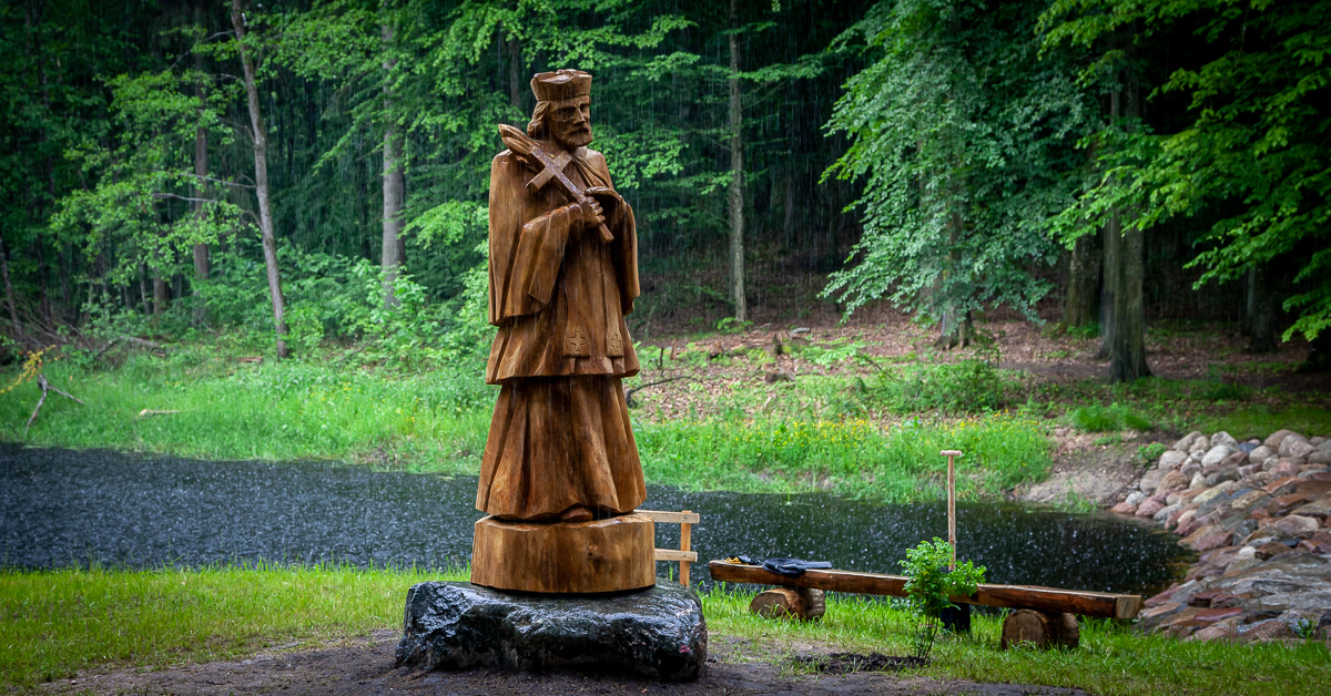 Figura św. Jana Nepomucena. Fot. Sławomir Kowalczyk/Nadleśnictwo Giżycko.