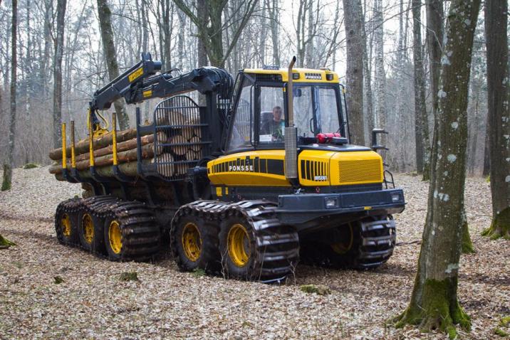 Na&#x20;zdjęciu&#x20;widoczny&#x20;jest&#x20;żółto-czarny&#x20;forwarder&#x20;marki&#x20;Ponsse&#x2c;&#x20;model&#x20;Wisent&#x2c;&#x20;używany&#x20;w&#x20;leśnictwie&#x20;do&#x20;transportu&#x20;drewna&#x2e;&#x20;Pojazd&#x20;znajduje&#x20;się&#x20;w&#x20;lesie&#x20;liściastym&#x2c;&#x20;wśród&#x20;drzew&#x20;o&#x20;prostych&#x20;pniach&#x2e;&#x20;Na&#x20;platformie&#x20;ładunkowej&#x20;maszyny&#x20;ułożone&#x20;są&#x20;ścięte&#x20;pnie&#x20;drzew&#x2e;&#x20;Forwarder&#x20;porusza&#x20;się&#x20;po&#x20;ziemi&#x20;pokrytej&#x20;liśćmi&#x2c;&#x20;a&#x20;jego&#x20;koła&#x20;wyposażone&#x20;są&#x20;w&#x20;specjalne&#x20;gąsienice&#x2c;&#x20;które&#x20;ułatwiają&#x20;jazdę&#x20;w&#x20;trudnym&#x20;terenie&#x2e;&#x20;W&#x20;kabinie&#x20;operatora&#x20;znajduje&#x20;się&#x20;osoba&#x20;obsługująca&#x20;maszynę&#x2e;